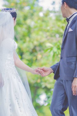 Düğün teması, el ele tutuşmalar, yeni evliler. 