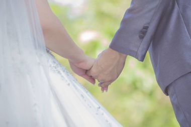 Düğün teması, el ele tutuşmalar, yeni evliler. 