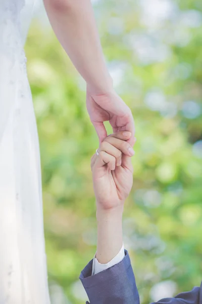 Esküvő téma, kéz a kézben friss házasok — Stock Fotó