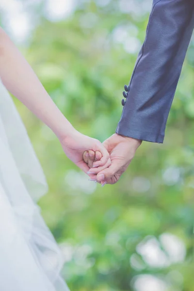Свадебная тема, взявшись за руки молодоженов — стоковое фото
