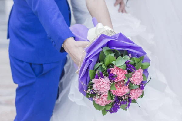 Belo buquê de casamento na mão da noiva — Fotografia de Stock