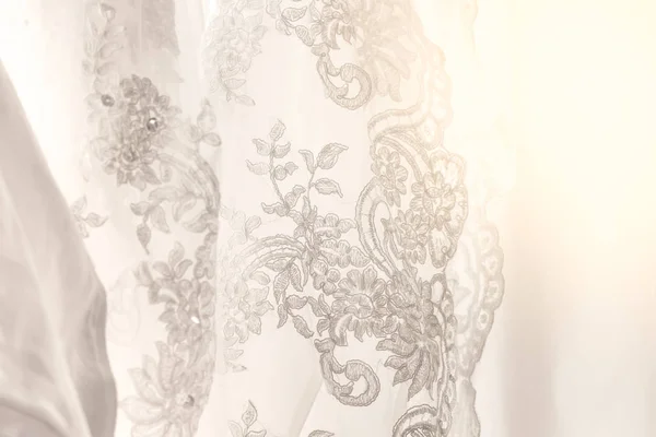 Ριγέ βαμβακερό φόρεμα με κοσμήματα γάμου έννοια χρησιμοποιείται ως ένα πίσω — Φωτογραφία Αρχείου