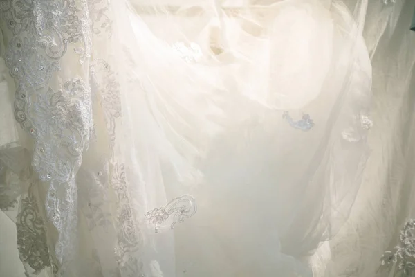 Vestido de algodão listrado com jóias Conceito de casamento usado como costas — Fotografia de Stock