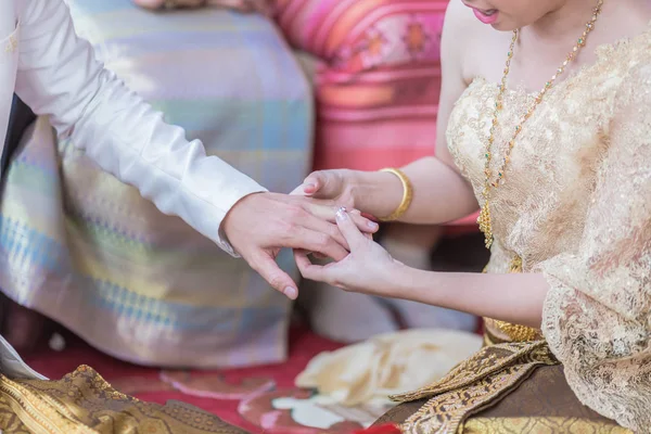 Έβαλε το γαμήλιο δαχτυλίδι πάνω της για την τελετή του γάμου — Φωτογραφία Αρχείου