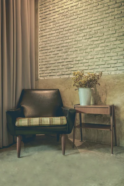 Винтажная комната со старыми гипсовыми стенами и старомодным креслом — стоковое фото