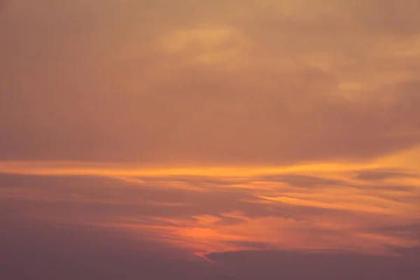 Закат с цветовым тоном облаков в небе — стоковое фото