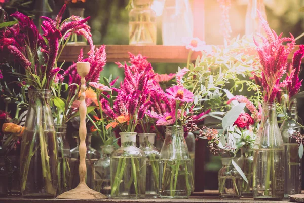 Кокскомб, Цветок китайской шерсти и цветы герберы в вазе украшают — стоковое фото