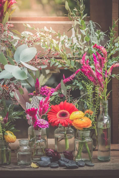 Кокскомб, Цветок китайской шерсти и цветы герберы в вазе украшают — стоковое фото