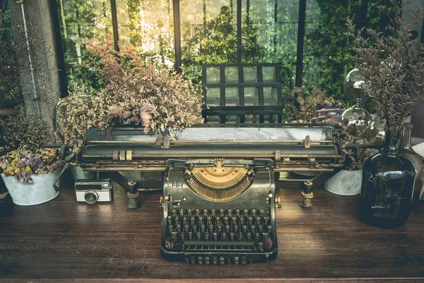 Antigua máquina de escribir adornos vintage y jarrones de flores secas — Foto de Stock