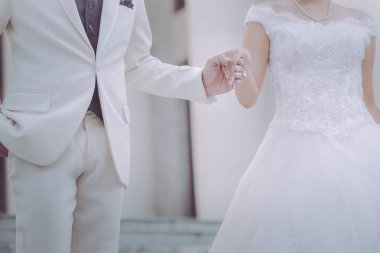 Düğün teması, el ele tutuşmalar, yeni evliler. 
