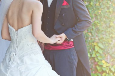 Düğün teması, el ele tutuşmalar, yeni evliler. 