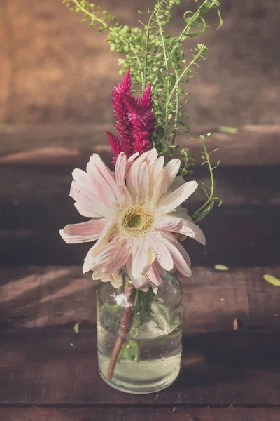Gerbera цветы в вазе украшены красивыми цветами винтажные — стоковое фото