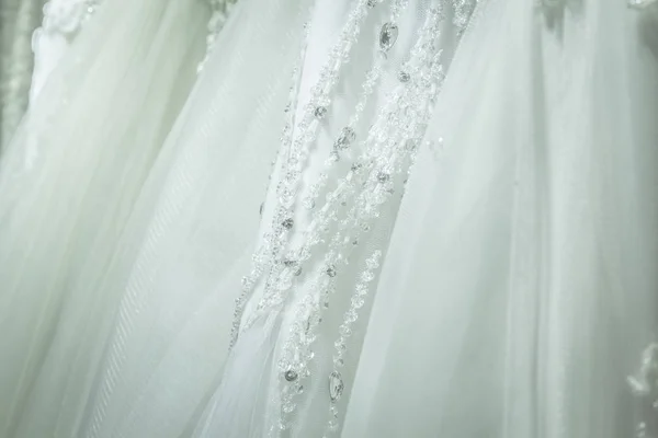 Belle broderie sur robe de mariée — Photo