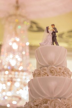 Vintage düğün pastası bokeh arka plan, filtre uygulanmış görüntü 