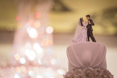 Vintage düğün pastası bokeh arka plan, filtre uygulanmış görüntü 