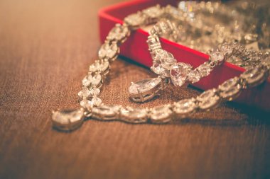Pendent takı gümüş ve Pırlanta kalp şeklindeki wome için yapılmış