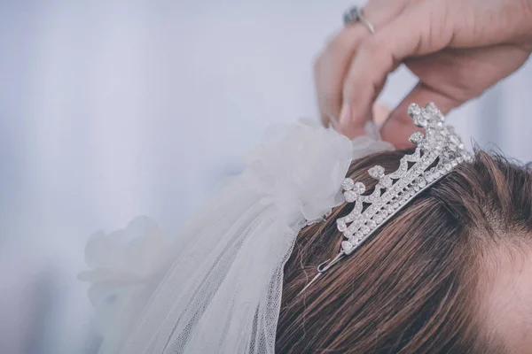 Robe de mariée porter une couronne sur sa tête — Photo