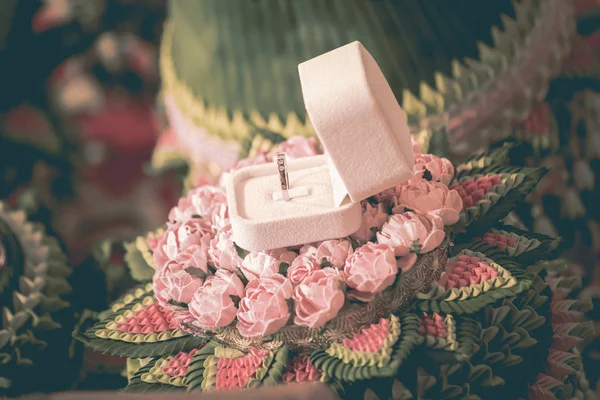 Anel de casamento em uma caixa — Fotografia de Stock