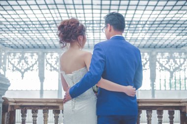 Bir örnek için kucaklayan gelin damat 