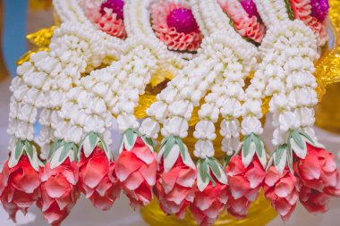 Düğün töreni renkli çiçeklerle süslenmiş