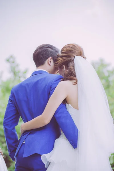 Atrás do casal, o casal ficou se abraçando alegremente — Fotografia de Stock