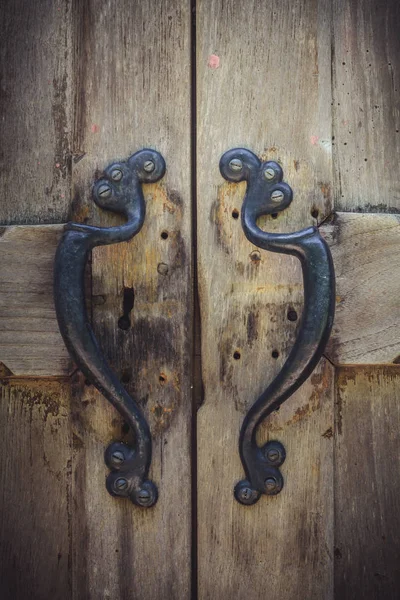 Ahşap kapı, Vintage metal kolu — Stok fotoğraf
