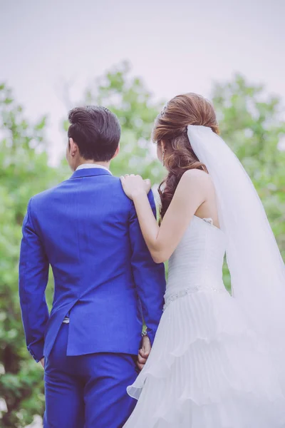 Atrás do casal, o casal ficou se abraçando alegremente — Fotografia de Stock