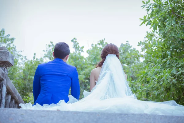 Detrás de la pareja se sientan felices uno al lado del otro — Foto de Stock