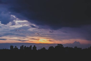 Kabarık bulutlar ve güzel ağır hava weath romantik günbatımı gökyüzü