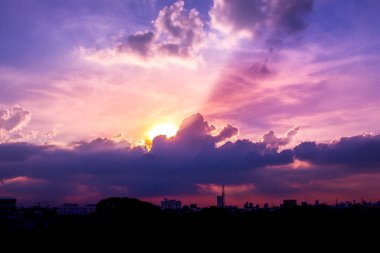 İklim kabarık bulutlar ve güzel ağır weathe günbatımı gökyüzü