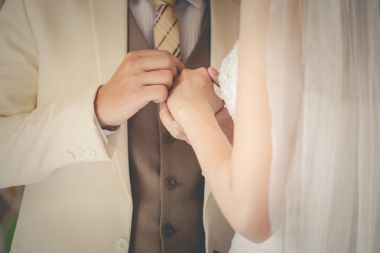 Evlilik çift el ele tutuşarak aşk sembolü 