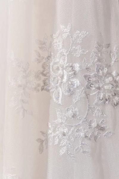 Деталі одягу нареченої тканина і красива вишивка клинді — стокове фото