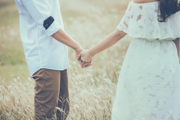 Genç bir el sıkışma ile aşk bir sembolü ifade 