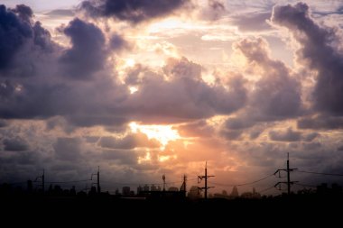 Kabarık bulutlar ve güzel ağır hava weath romantik günbatımı gökyüzü