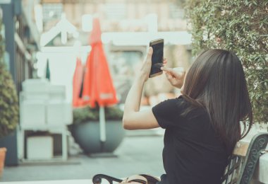 Cep telefonu selfies yerlerde açık havada kullanan kız  