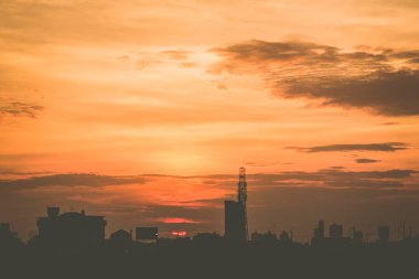 İklim kabarık bulutlar ve güzel ağır weathe günbatımı gökyüzü