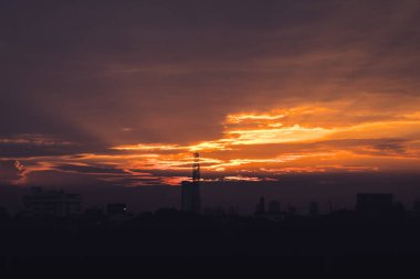 Kabarık bulutlar ve güzel ağır hava weath romantik günbatımı gökyüzü