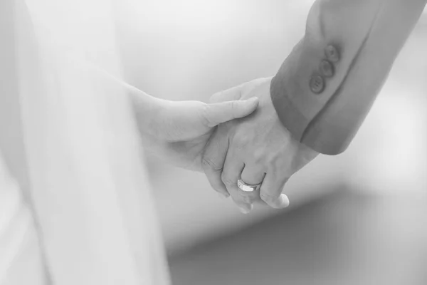 Жених и невеста держатся за руки как символ любви — стоковое фото