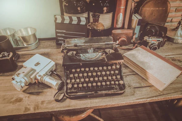 Antigua máquina de escribir adornos vintage y la cámara, que es equipar — Foto de Stock