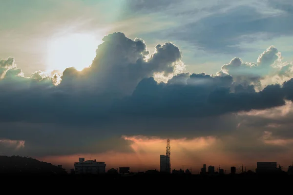 Cielo di tramonto di clima con le nuvole morbide e il weathe pesante bello — Foto Stock