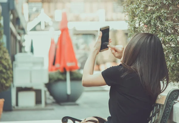 Cep telefonu selfies yerlerde açık havada kullanan kız  