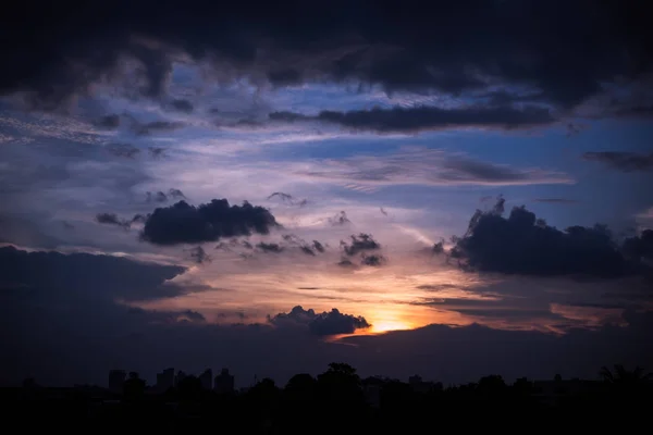 Romántico cielo al atardecer con nubes esponjosas y hermoso y pesado weath — Foto de Stock