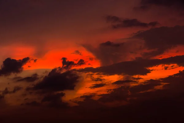 Вечернее небо с закатом света и красочные облака в качестве backgroun — стоковое фото