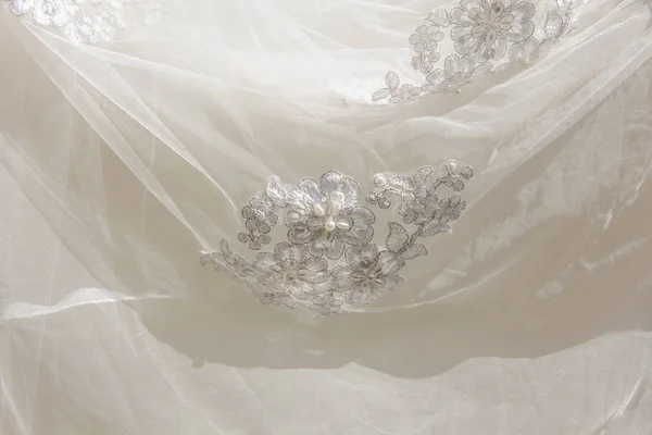 Részletek a menyasszony ruha szövet és gyönyörű hímzés e — Stock Fotó