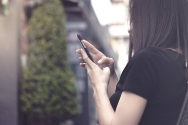 Cep telefonu selfies yerlerde açık havada kullanan kız  