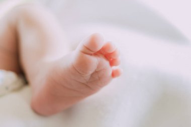 Fotoğraflara yakından minik bebek ayak 