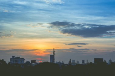 İklim kabarık bulutlar ve güzel ağır weathe günbatımı gökyüzü