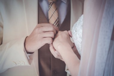 Evlilik çift el ele tutuşarak aşk sembolü 