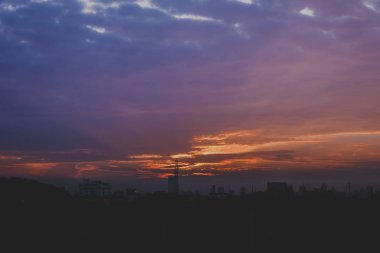 Kabarık bulutlar ve güzel ağır hava weath romantik günbatımı gökyüzü