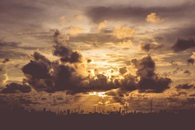 Kabarık bulutlar ve güzel ağır hava weath romantik günbatımı gökyüzü